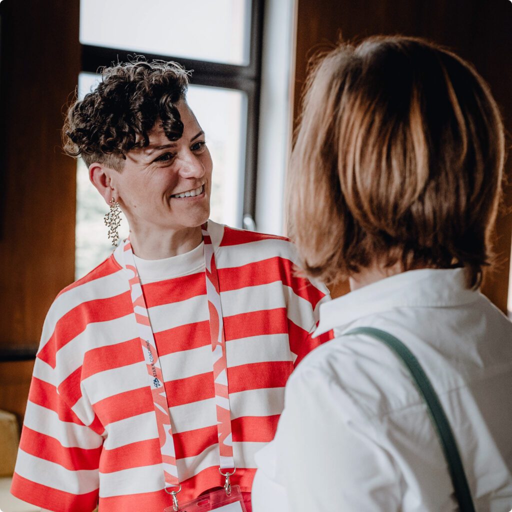 Sarah im Gespräch mit Einzelperson