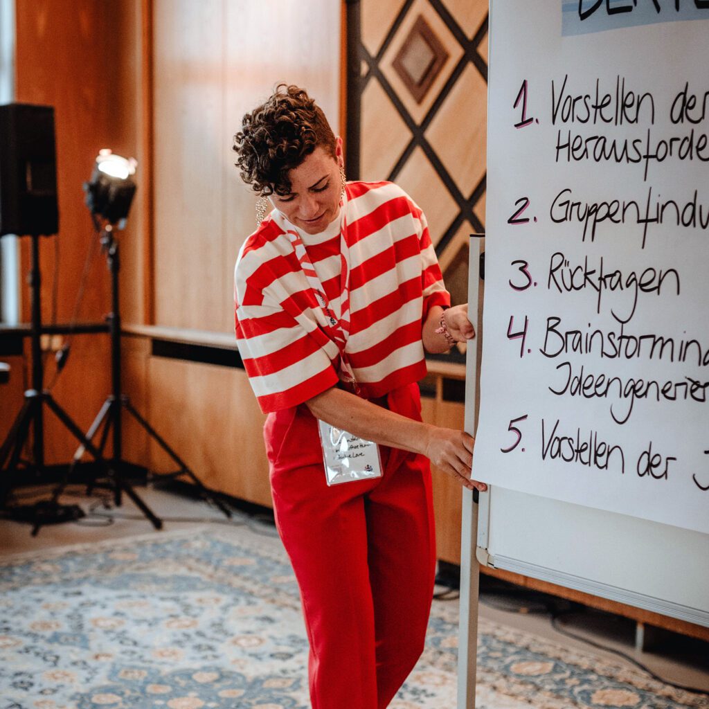 Sarah in Vorbereitung für Organisationen